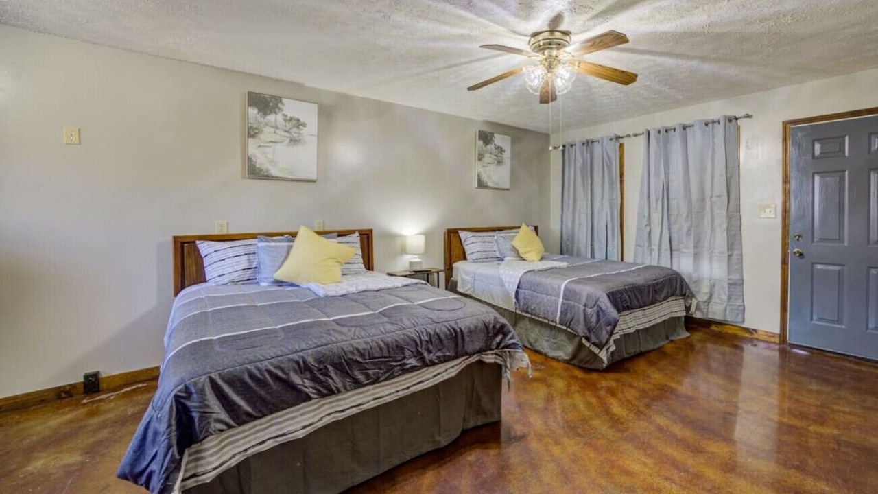 Photo of Bedroom in Redwood