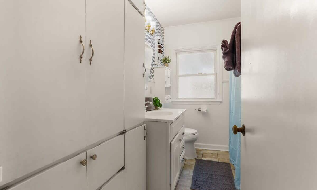Photo of Bathroom in Kenner - Louis Armstrong International Airport