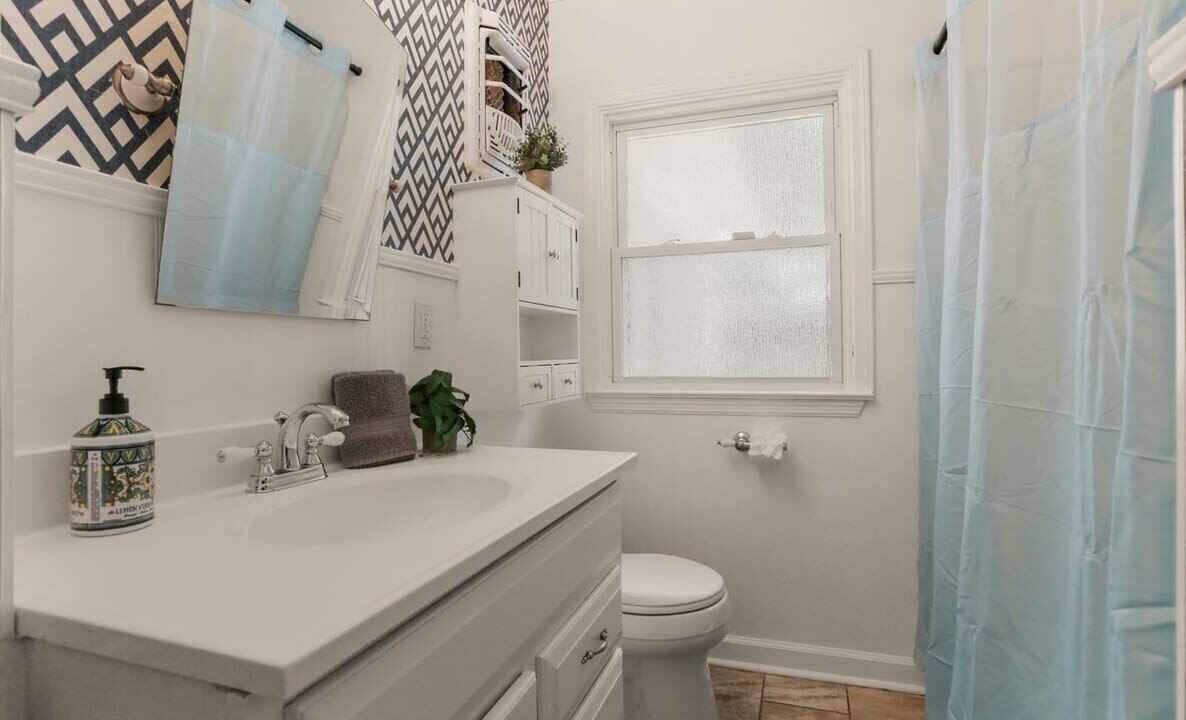 Photo of Bathroom in Kenner - Louis Armstrong International Airport
