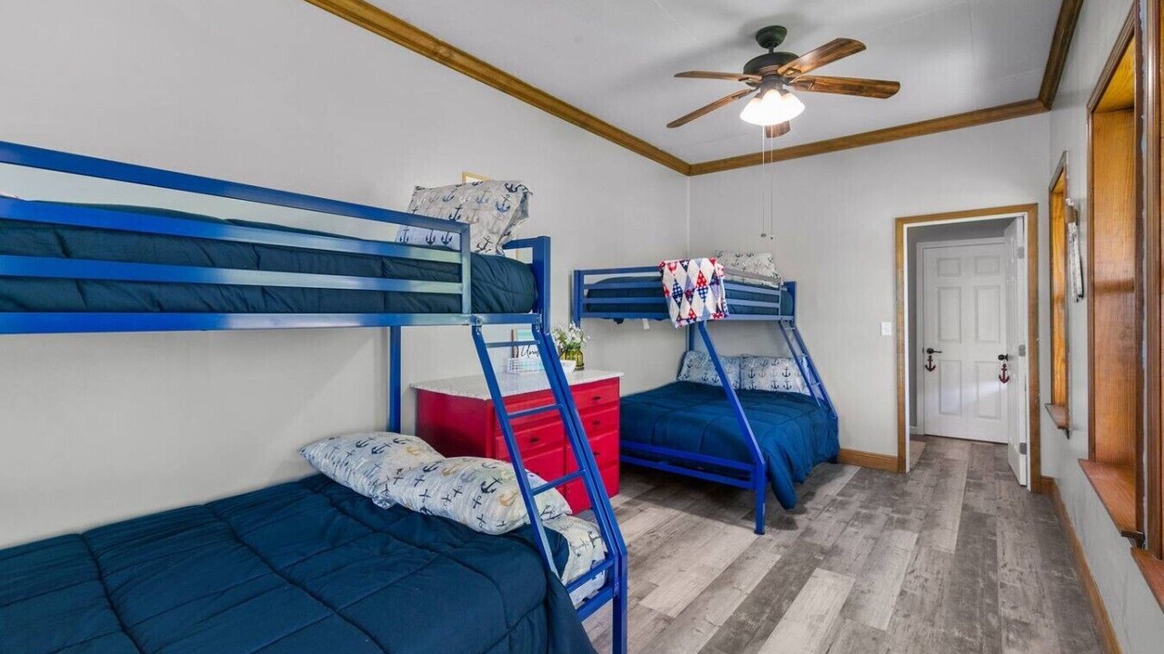 Photo of Bedroom in Redwood