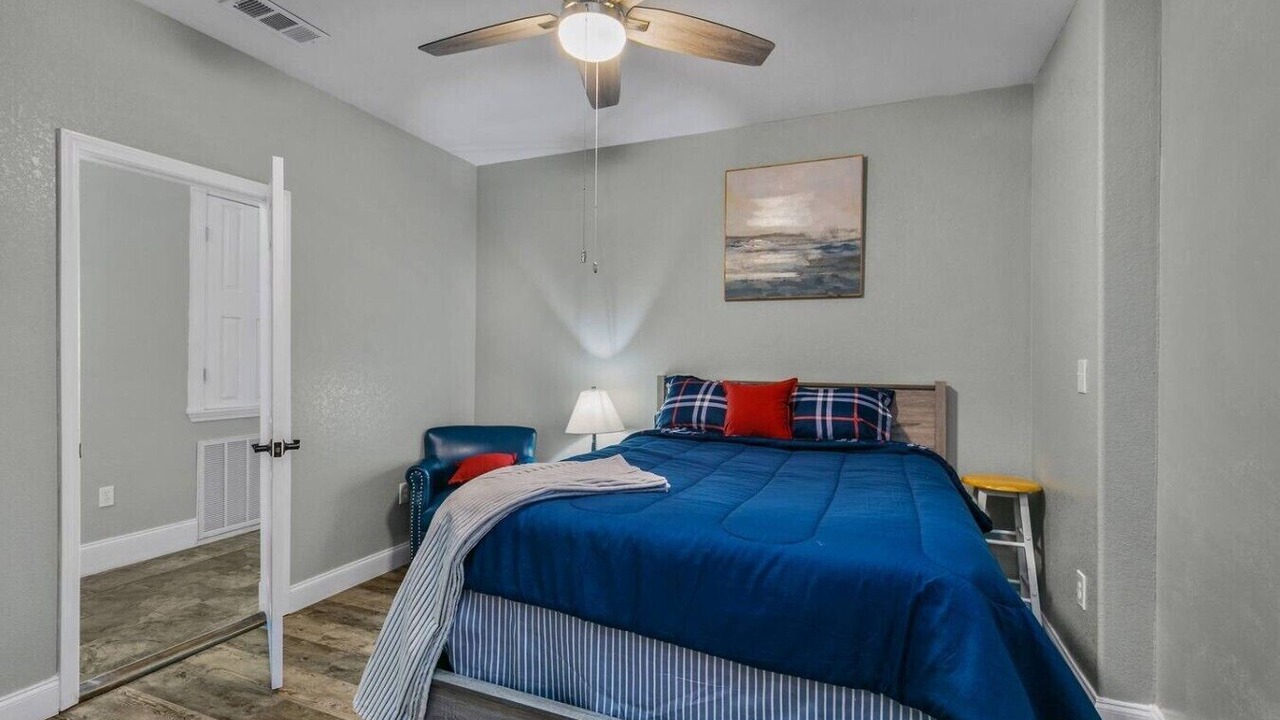 Photo of Bedroom in Redwood