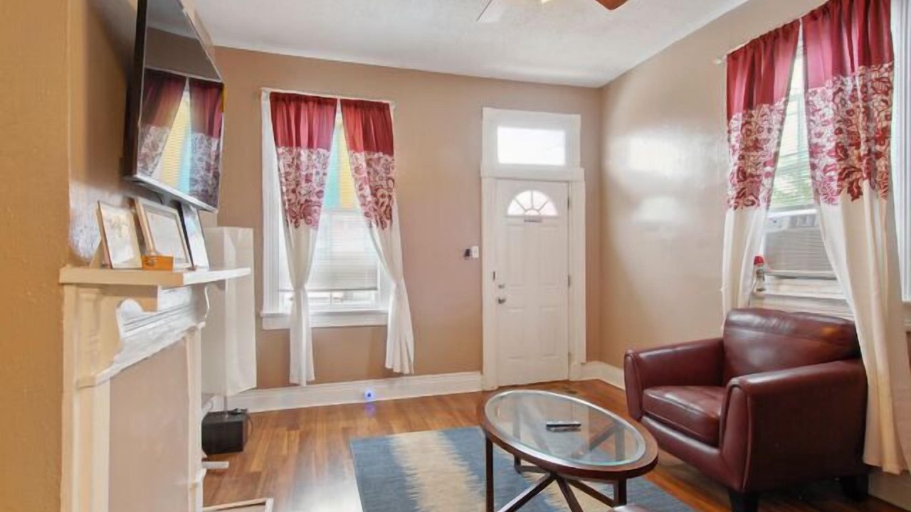 Photo of Livingroom in Holy Cross District