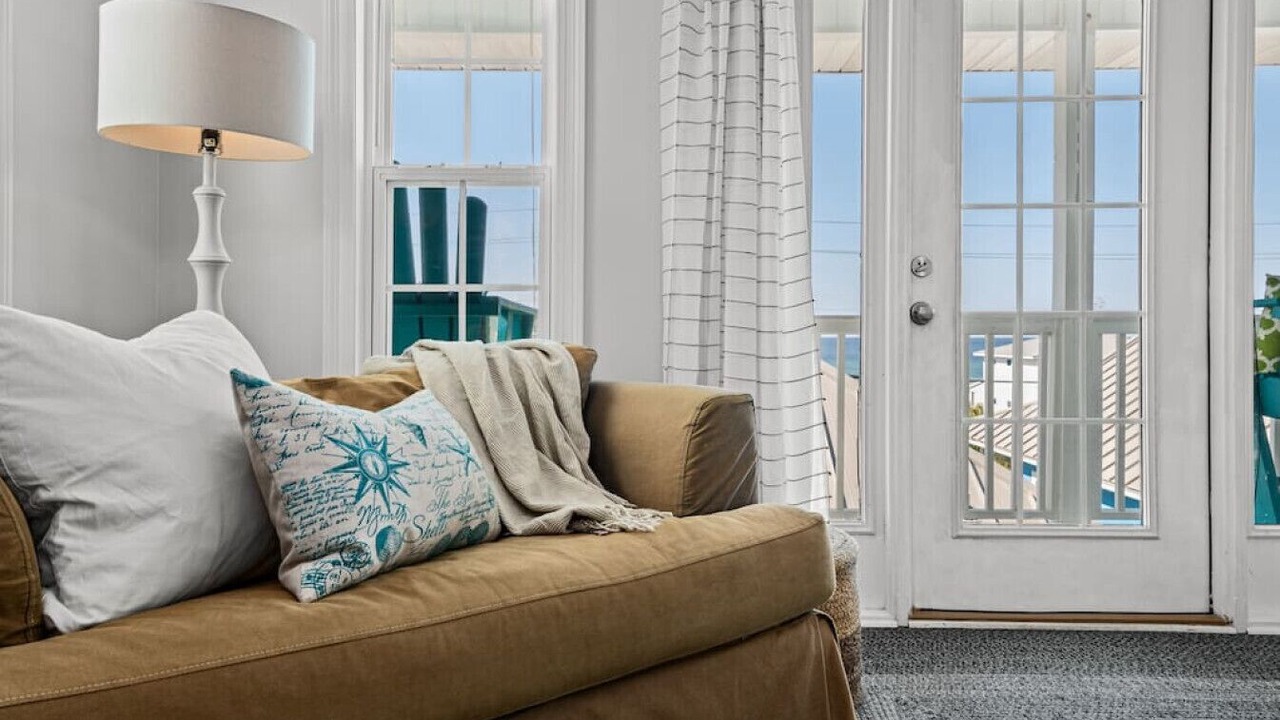 Photo of Livingroom in Lullwater Beach