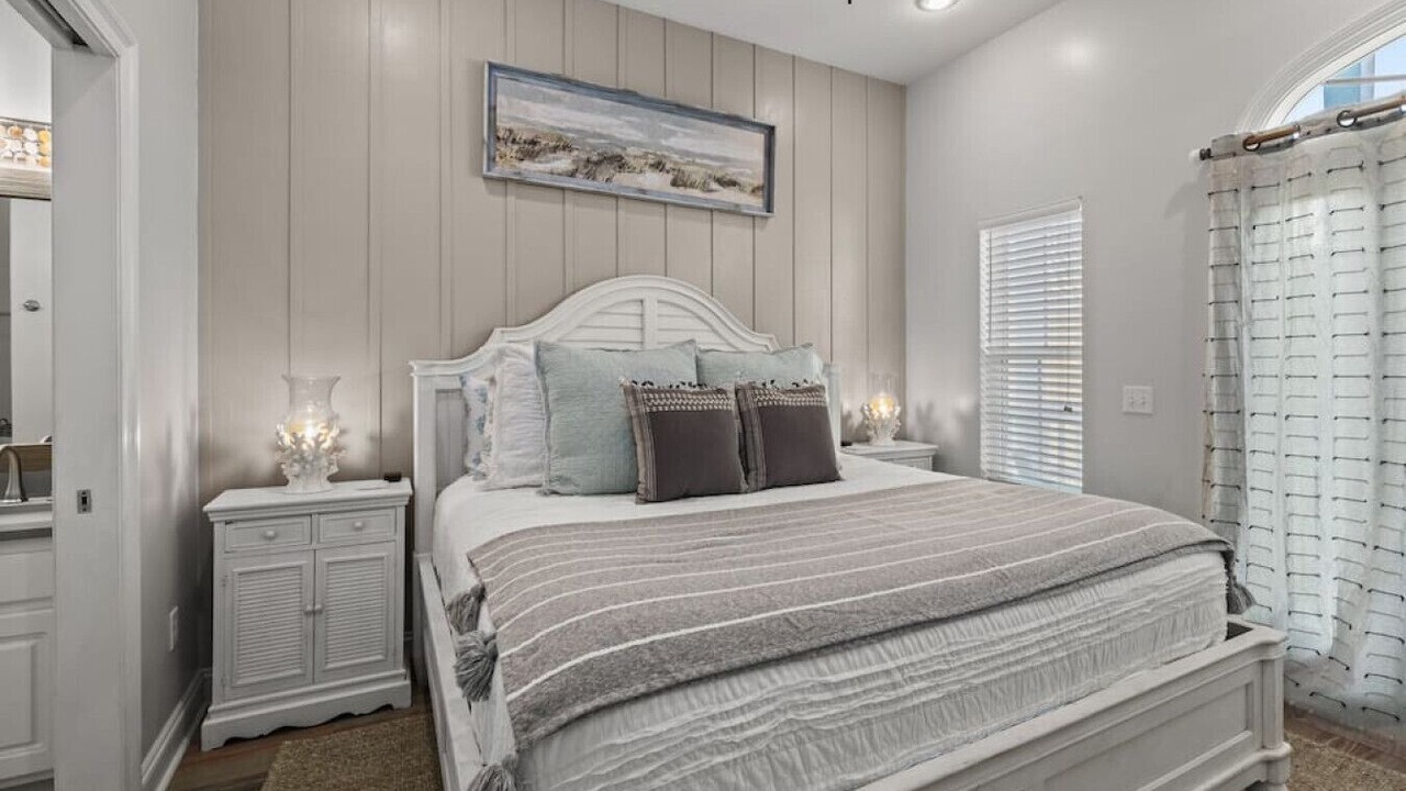 Photo of Bedroom in Lullwater Beach