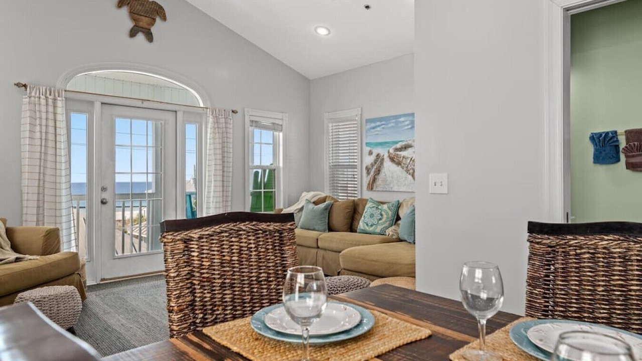 Photo of Livingroom in Lullwater Beach
