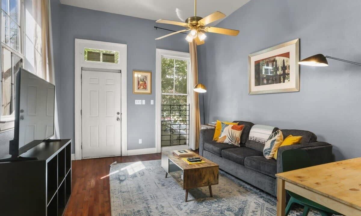 Photo of Livingroom in Mid-City
