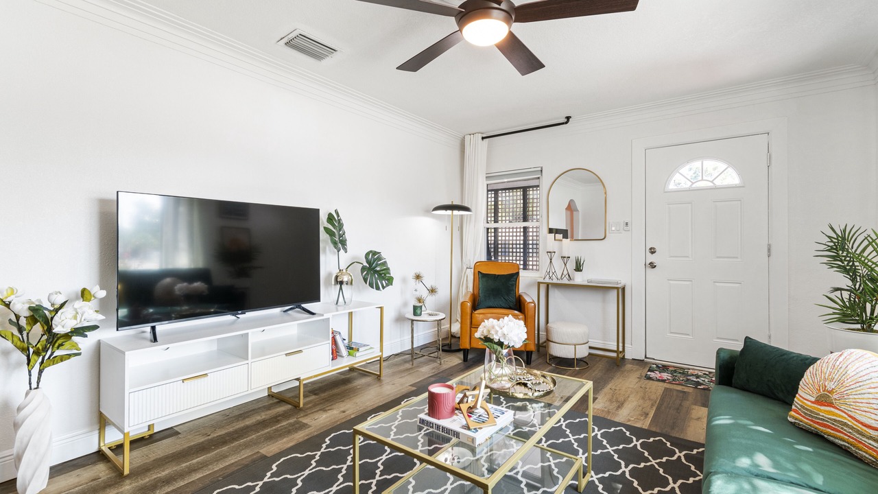 Photo of Livingroom in North Hyde Park