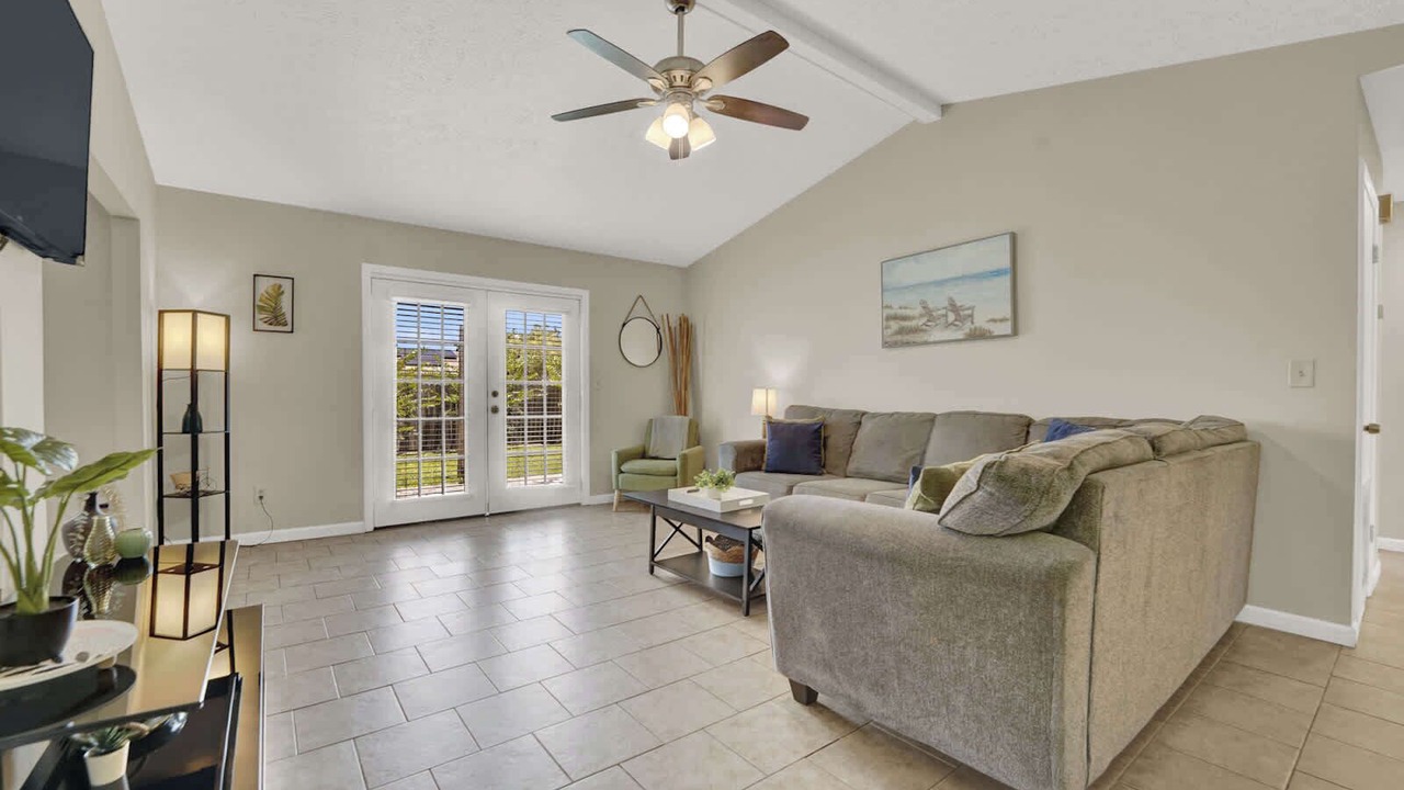 Photo of Livingroom in Lynn Haven