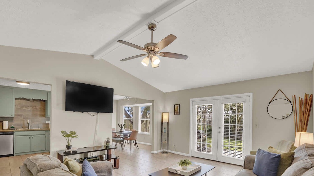 Photo of Livingroom in Lynn Haven