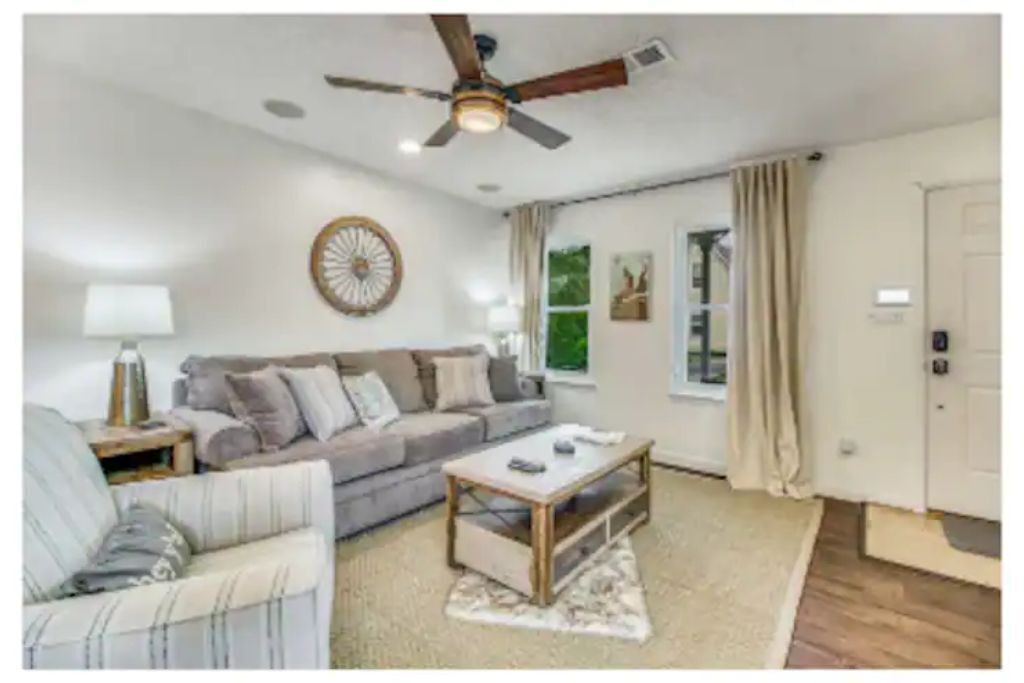 Photo of Livingroom in Downtown