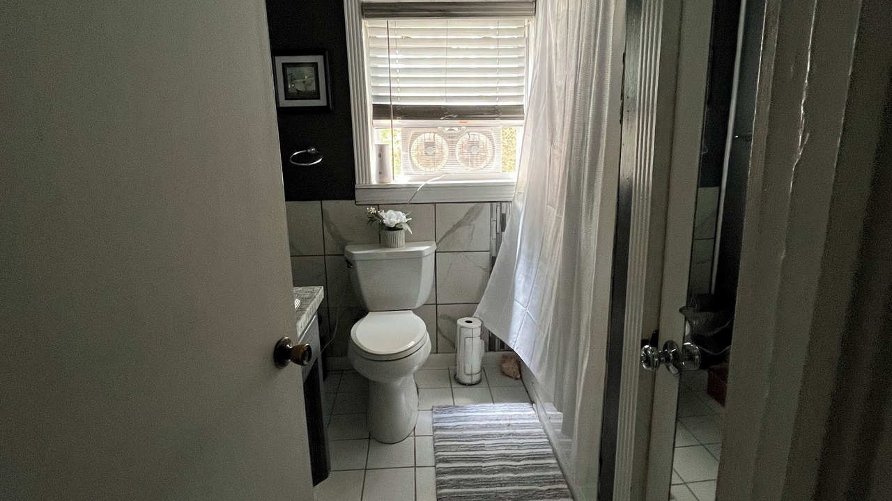 Photo of Bathroom in Midfield