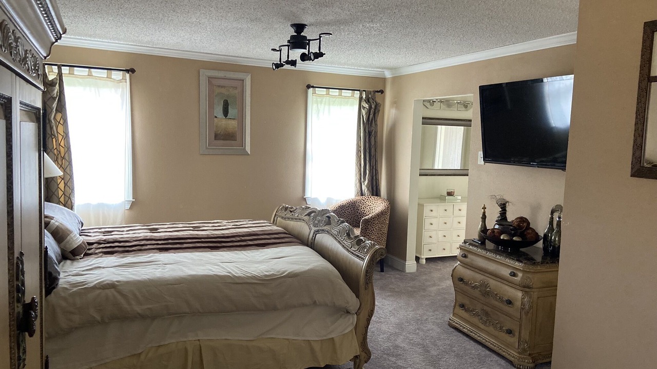 Photo of Bedroom in Little Woods