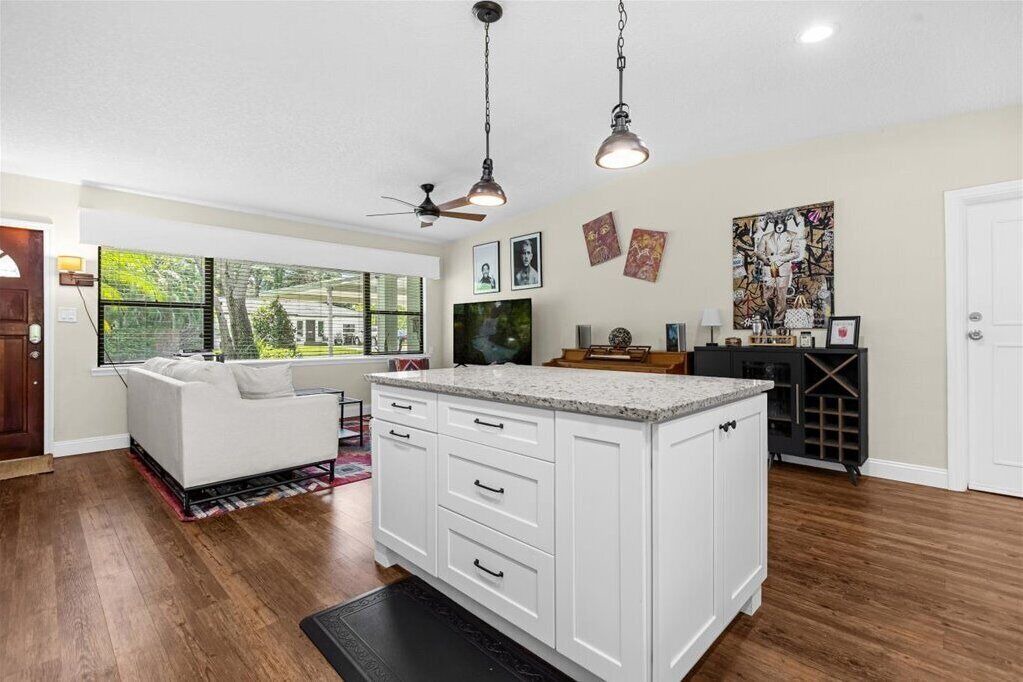 Photo of Livingroom in Fairview Shores