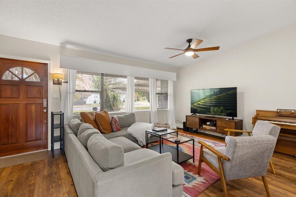 Photo of Livingroom in Fairview Shores