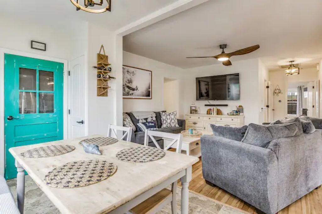 Photo of Livingroom in East Hill