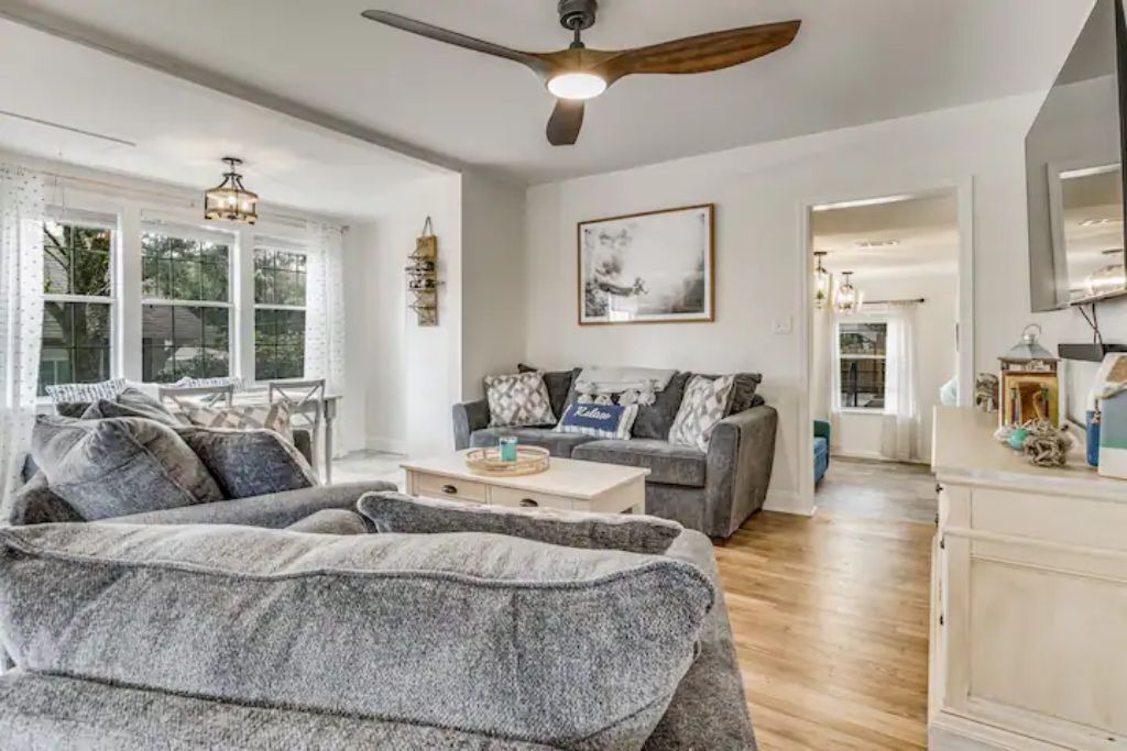 Photo of Livingroom in East Hill