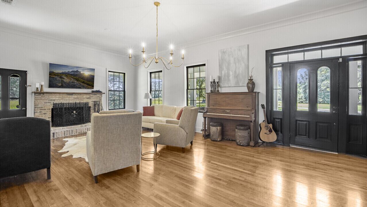 Photo of Livingroom in Pride