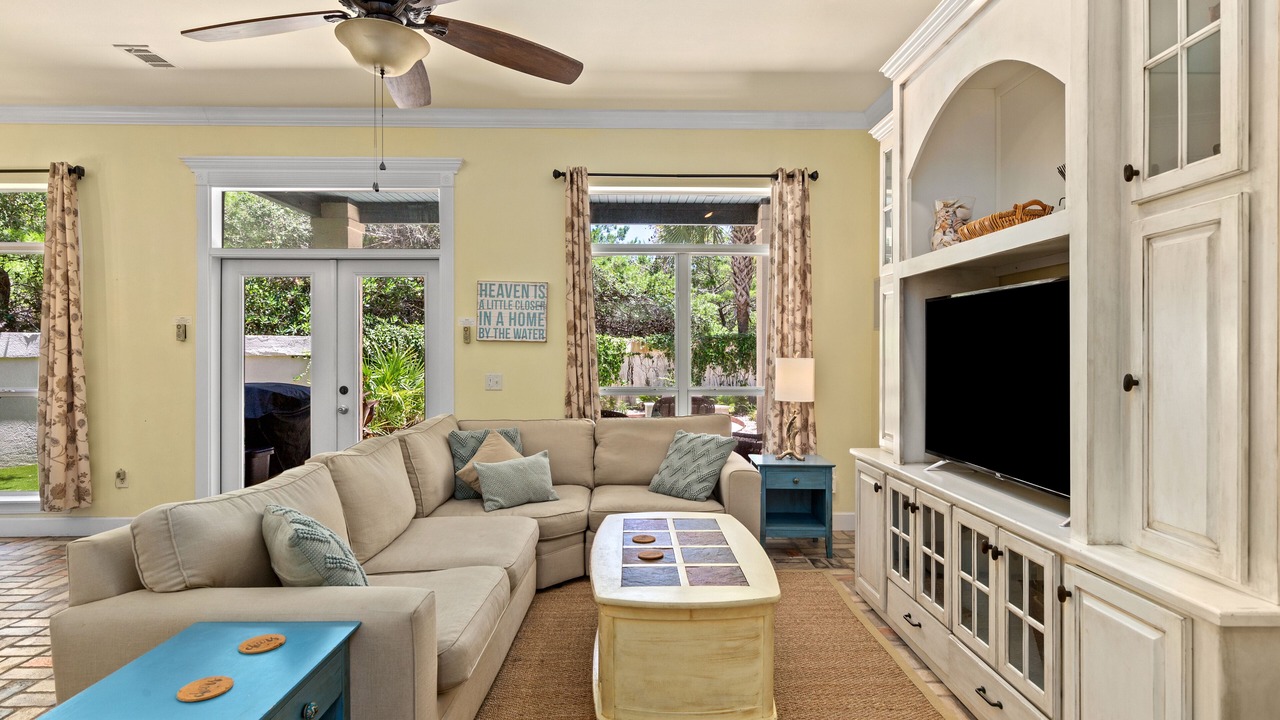 Photo of Livingroom in Summer Breeze