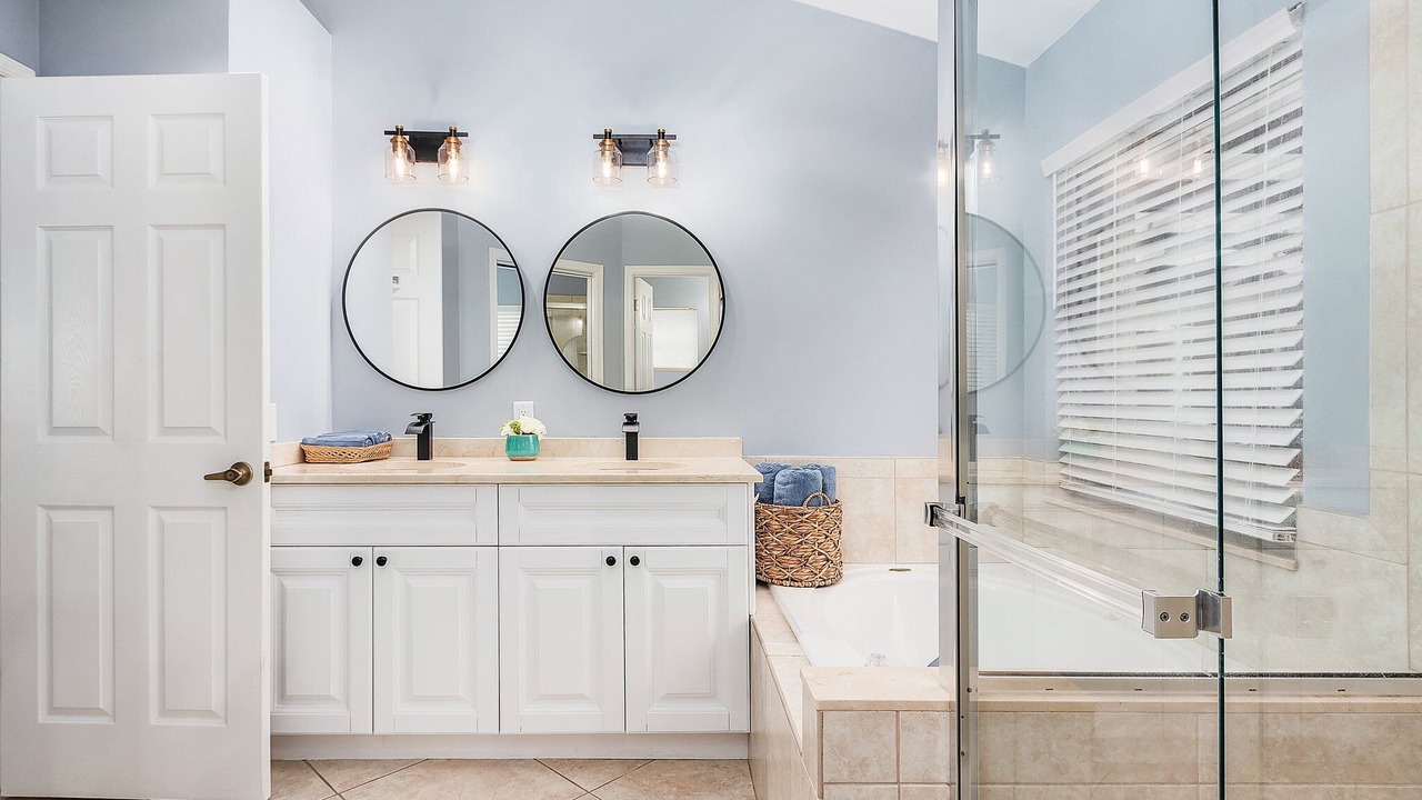 Photo of Bathroom in Crown Pointe