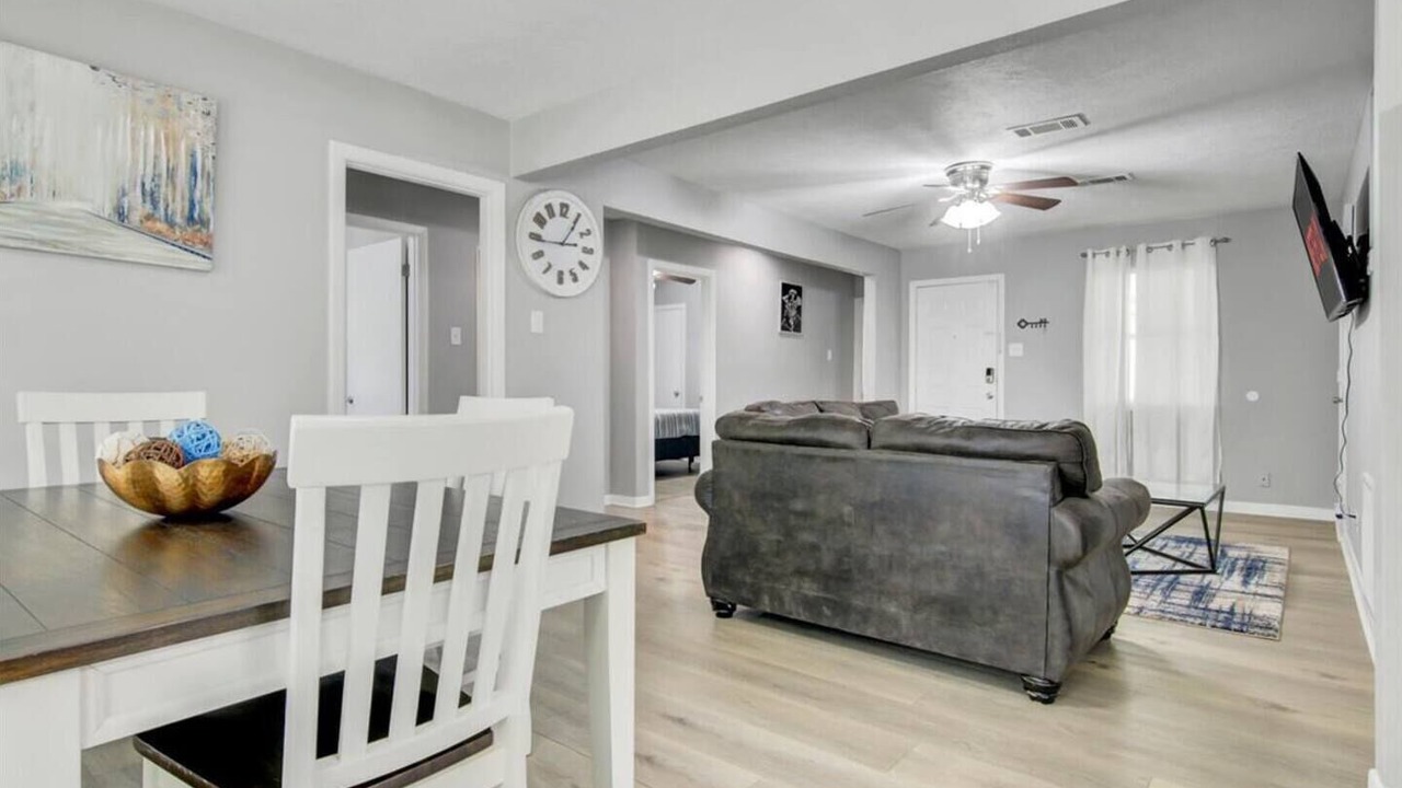 Photo of Livingroom in Bridge City