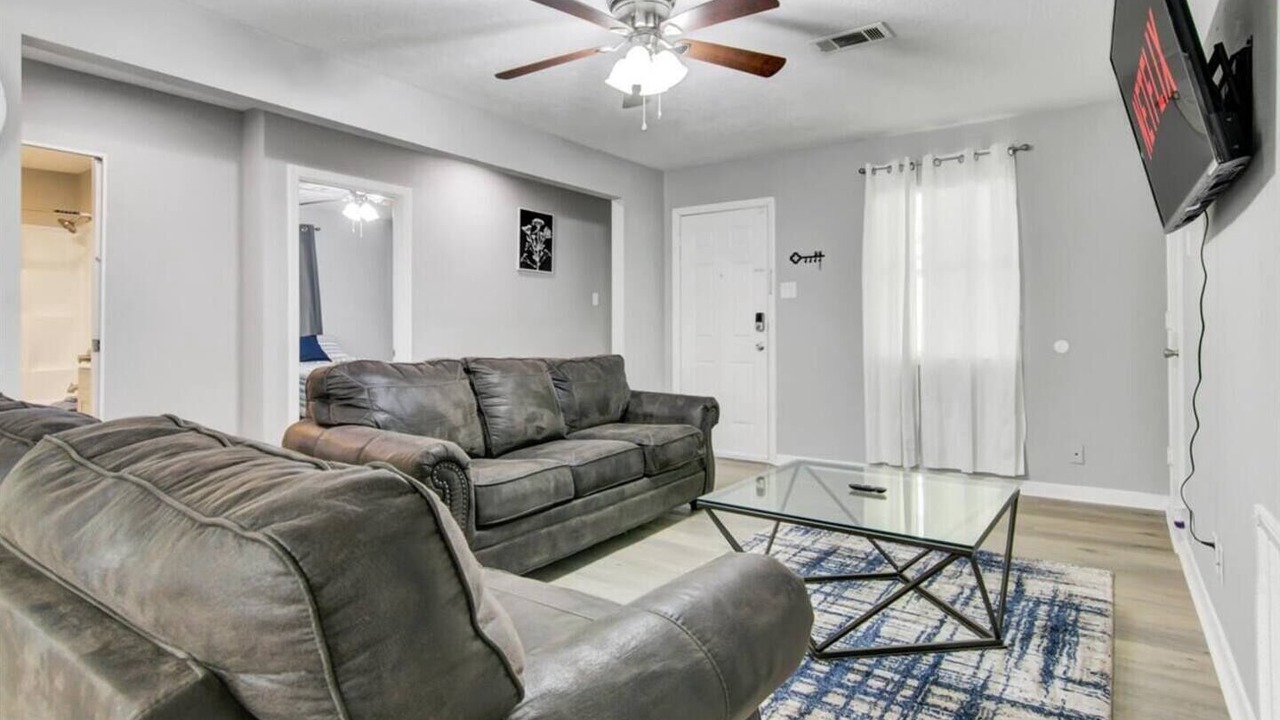 Photo of Livingroom in Bridge City