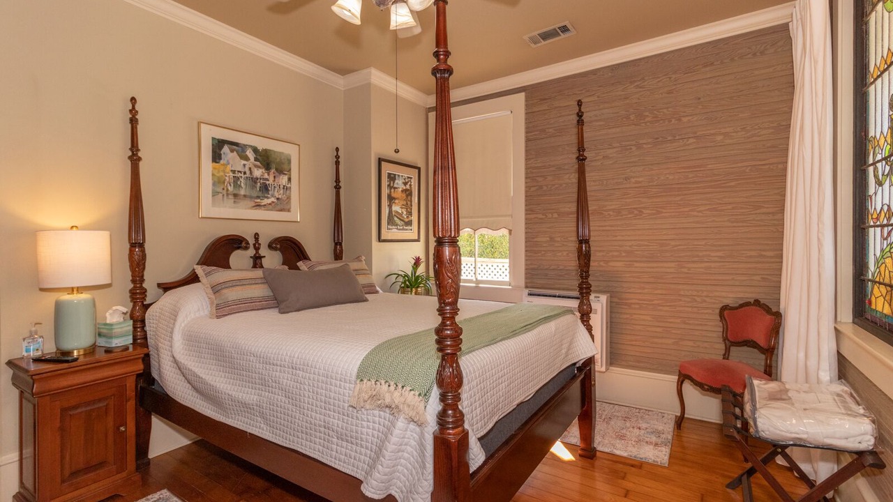 Photo of Bedroom in Madisonville