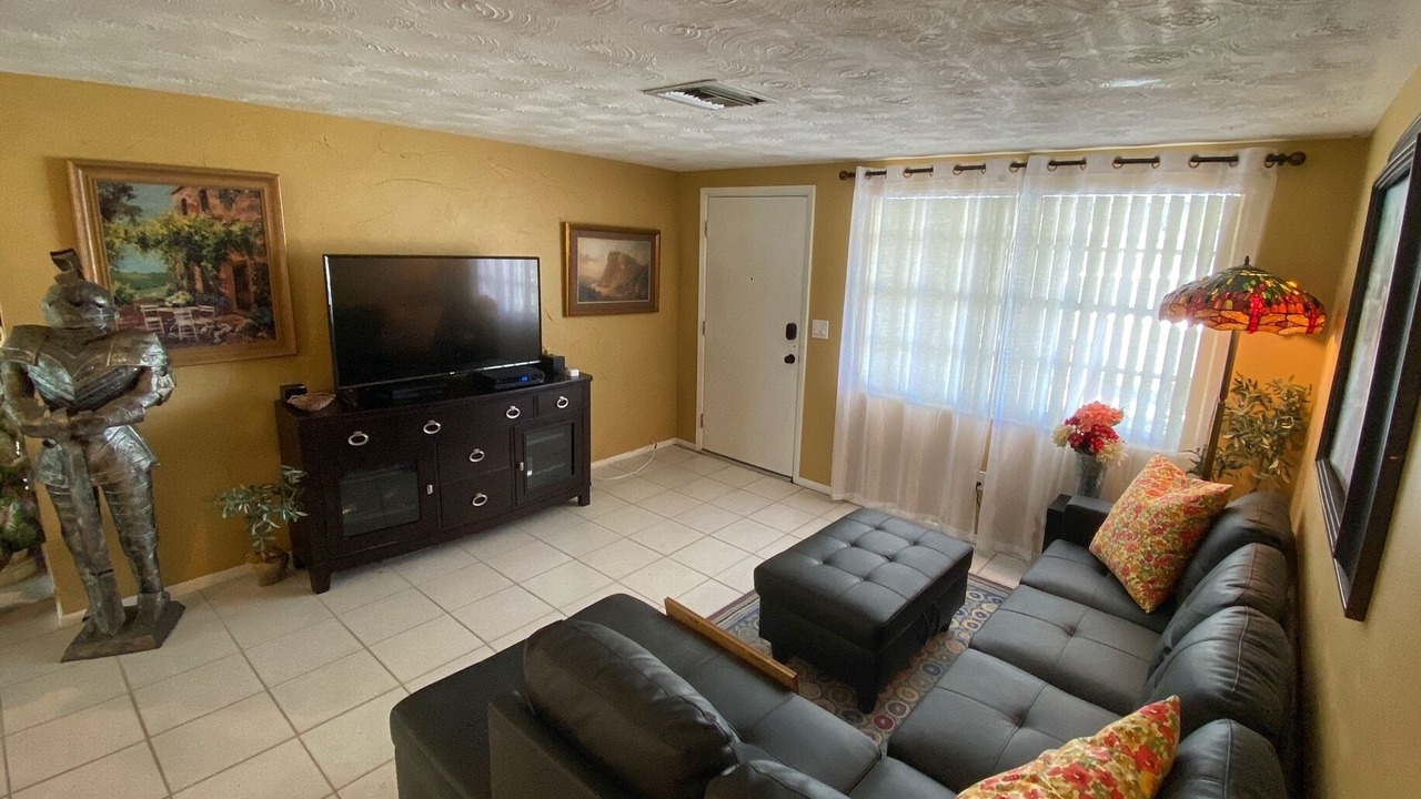 Photo of Livingroom in Aloha Gardens