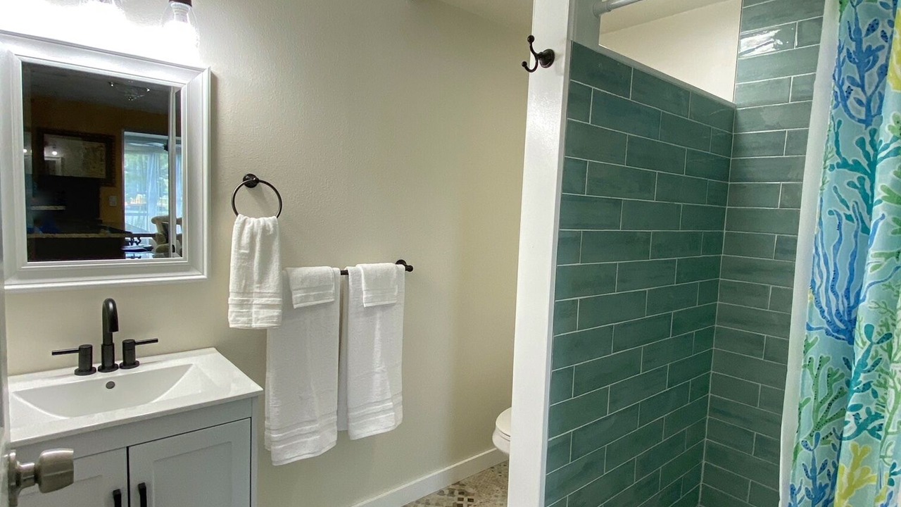 Photo of Bathroom in Aloha Gardens