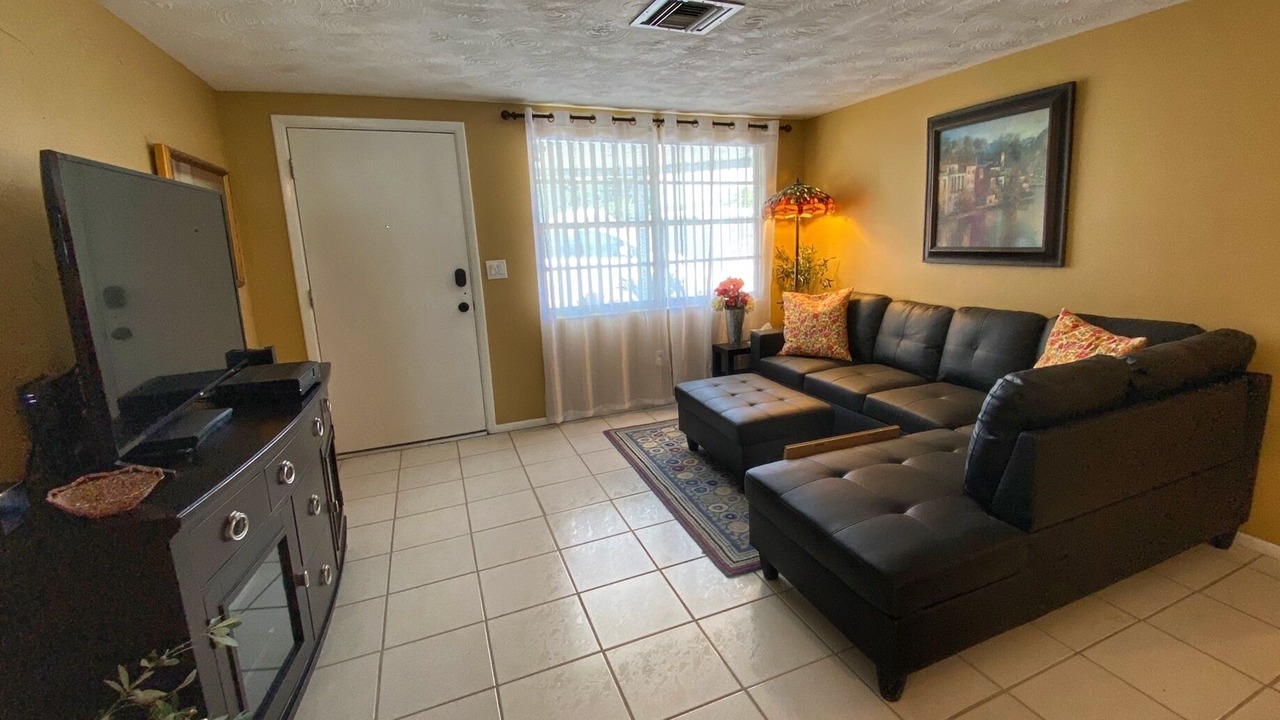 Photo of Livingroom in Aloha Gardens
