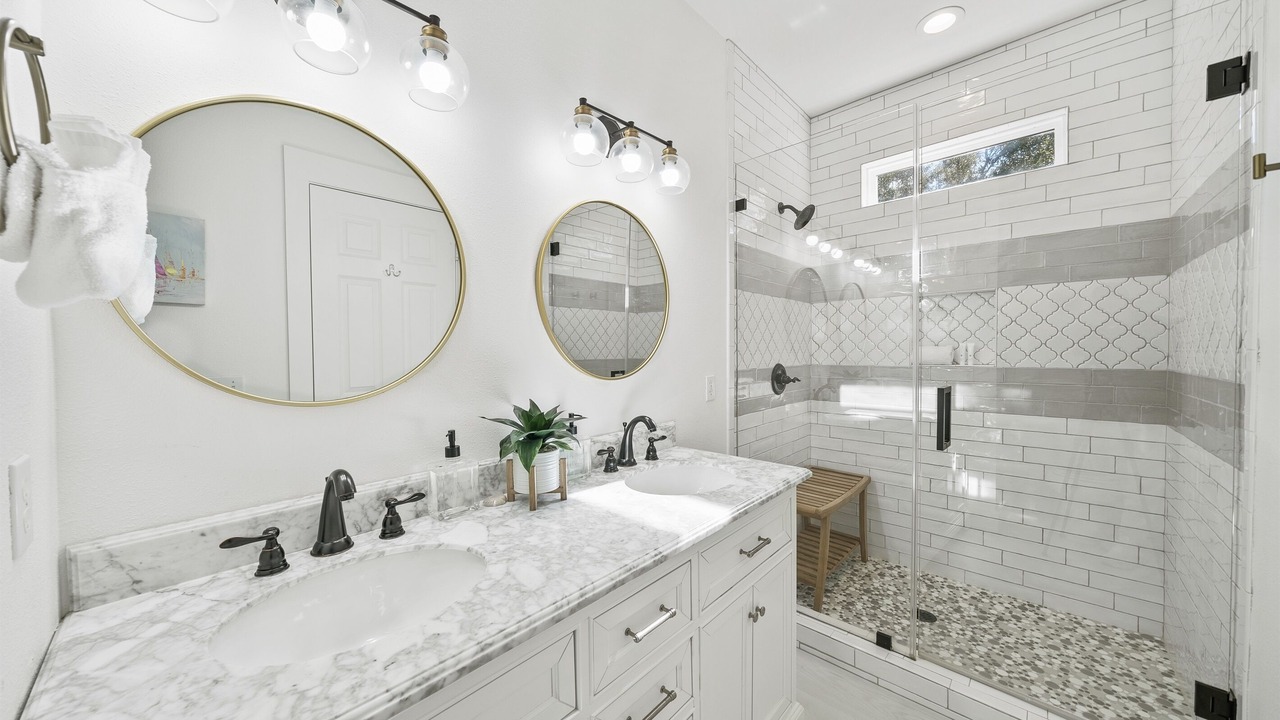 Photo of Bathroom in White's Gulfview