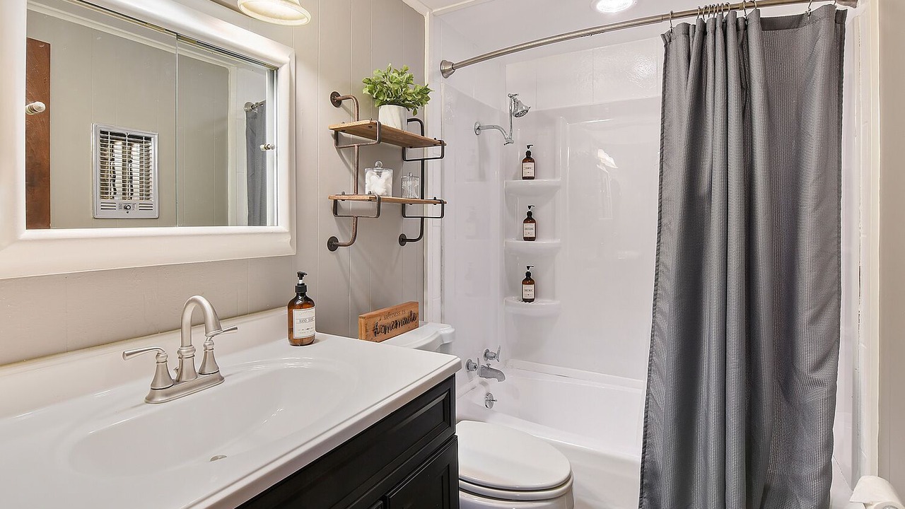 Photo of Bathroom in Oscar