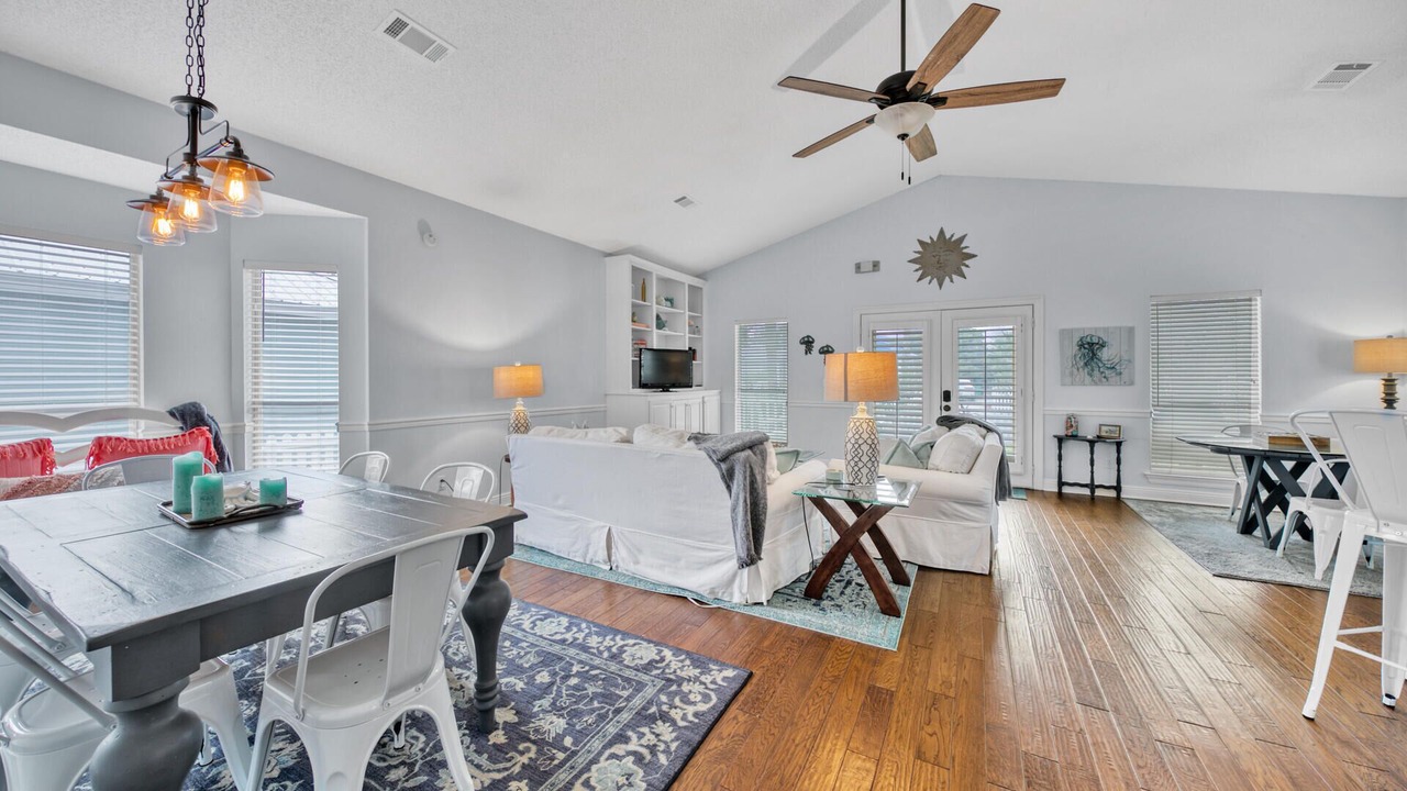 Photo of Livingroom in Clipper Cove