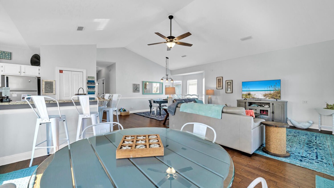 Photo of Livingroom in Clipper Cove