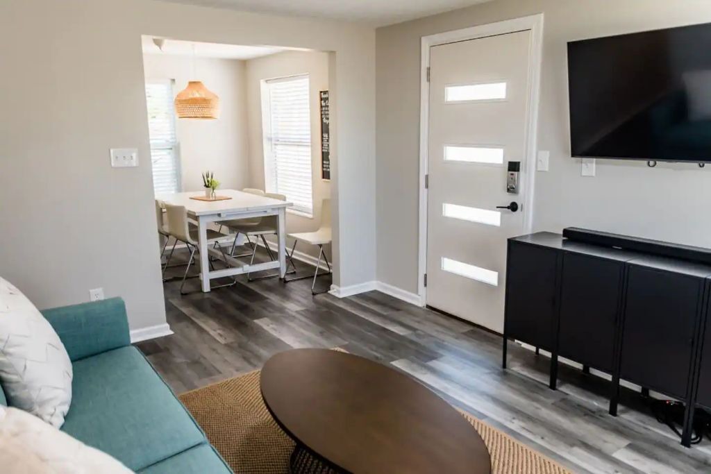 Photo of Livingroom in Pretty Bayou