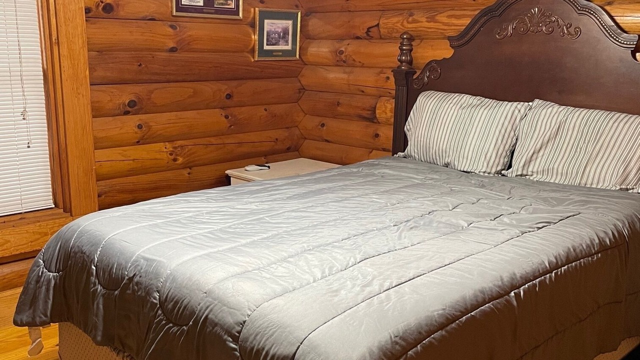 Photo of Bedroom in Redwood