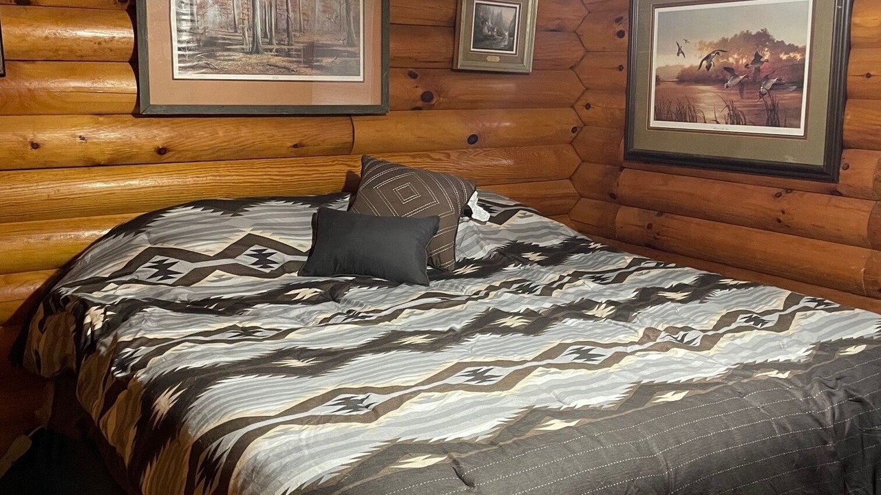 Photo of Bedroom in Redwood