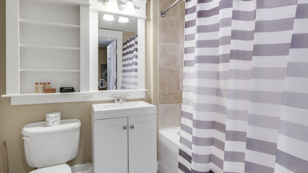 Photo of Bathroom in Baytowne Wharf