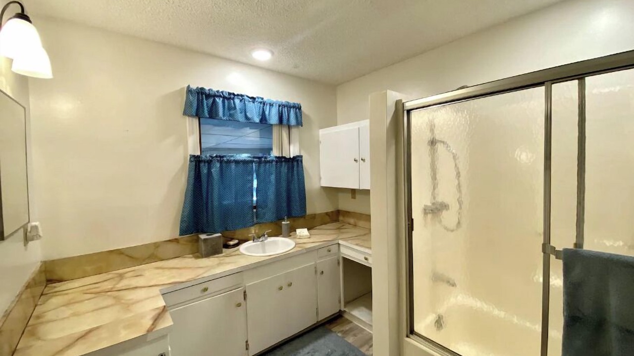 Photo of Bathroom in Eastpoint
