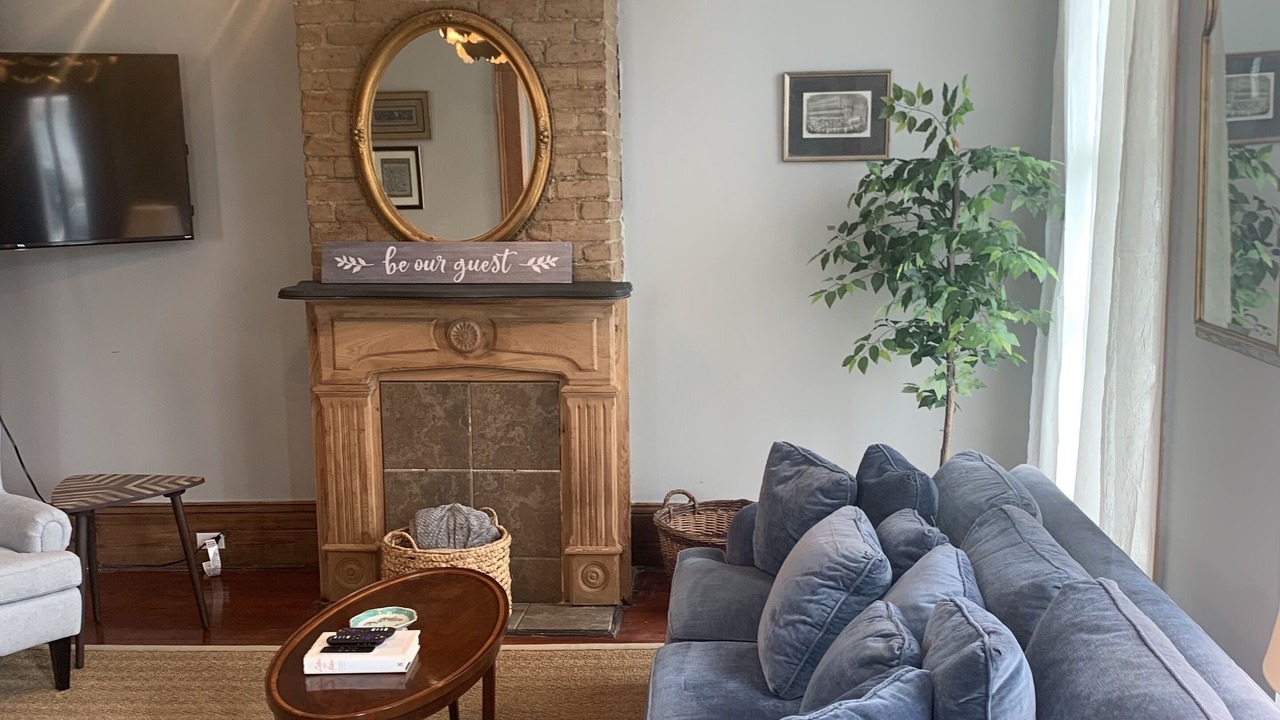 Photo of Livingroom in Mid-City