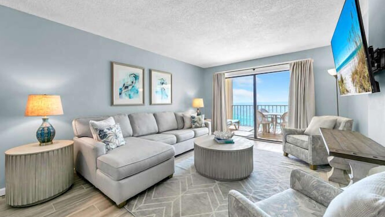 Photo of Livingroom in Biltmore Beach