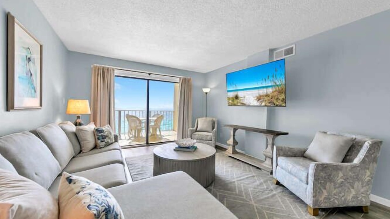 Photo of Livingroom in Biltmore Beach