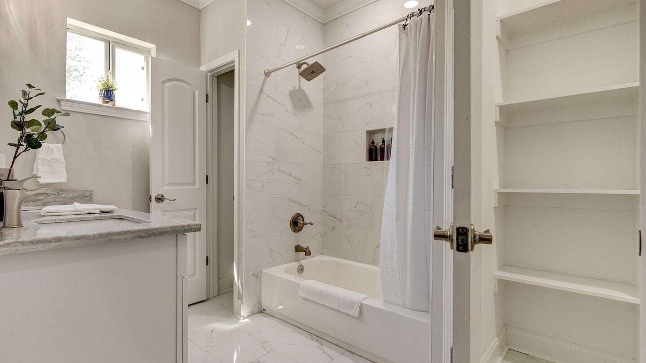 Photo of Bathroom in Tulane - Gravier