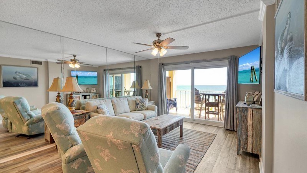 Photo of Livingroom in Biltmore Beach