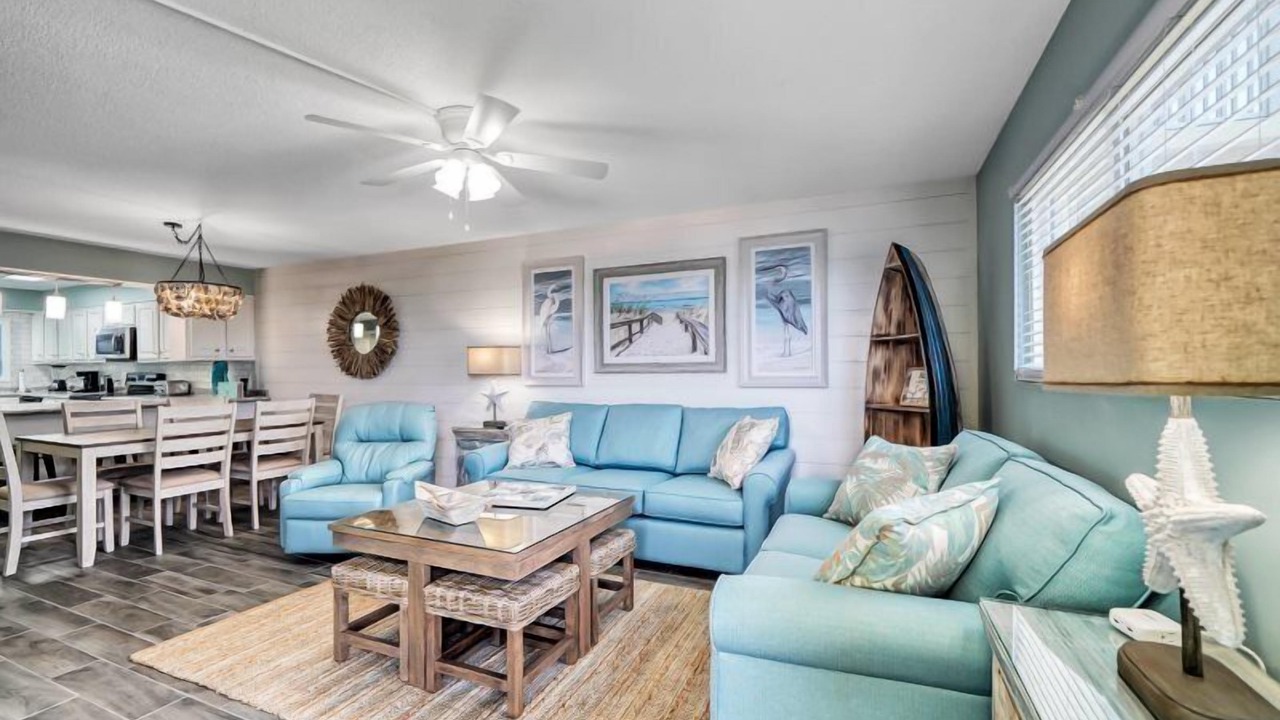 Photo of Livingroom in Biltmore Beach