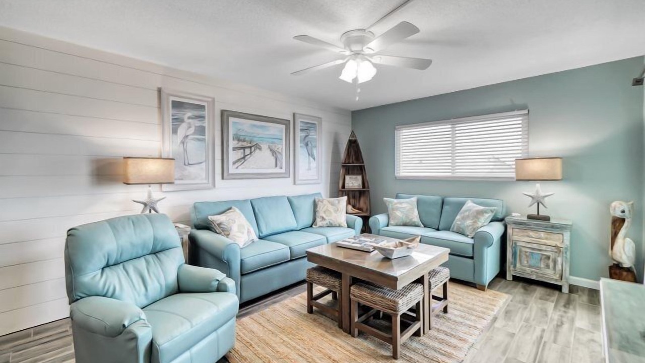 Photo of Livingroom in Biltmore Beach