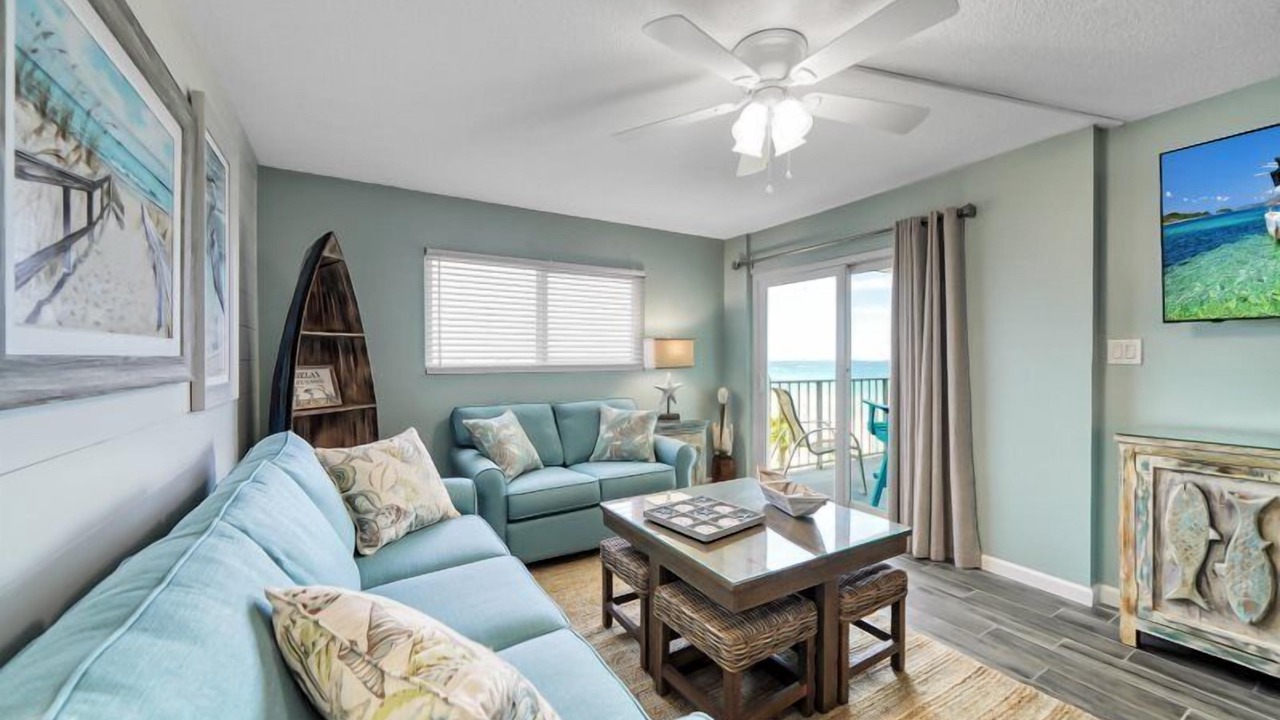 Photo of Livingroom in Biltmore Beach
