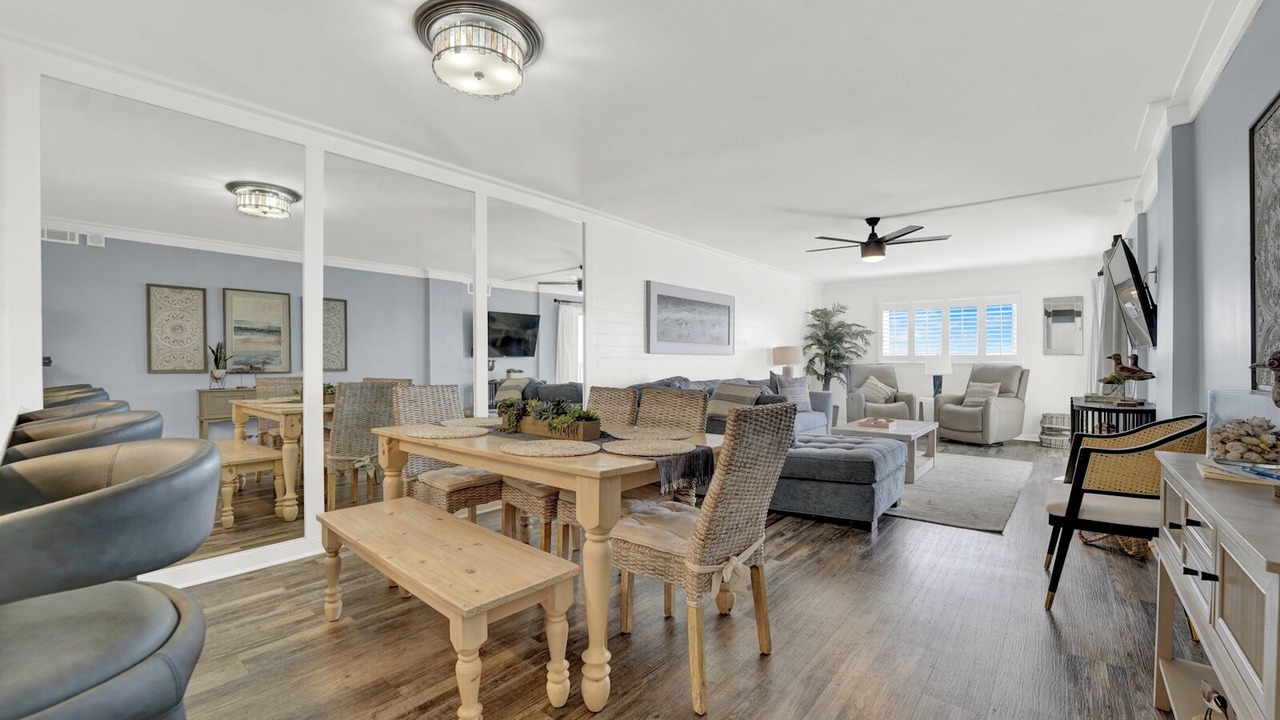 Photo of Livingroom in Biltmore Beach