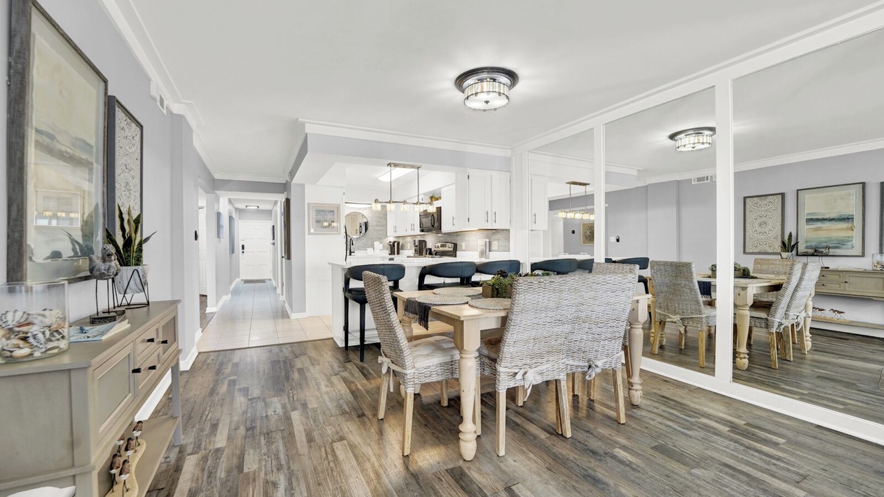Photo of Livingroom in Biltmore Beach