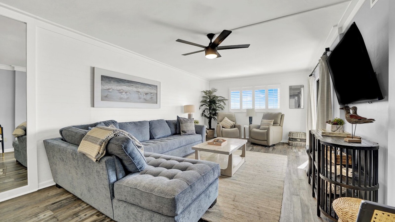 Photo of Livingroom in Biltmore Beach