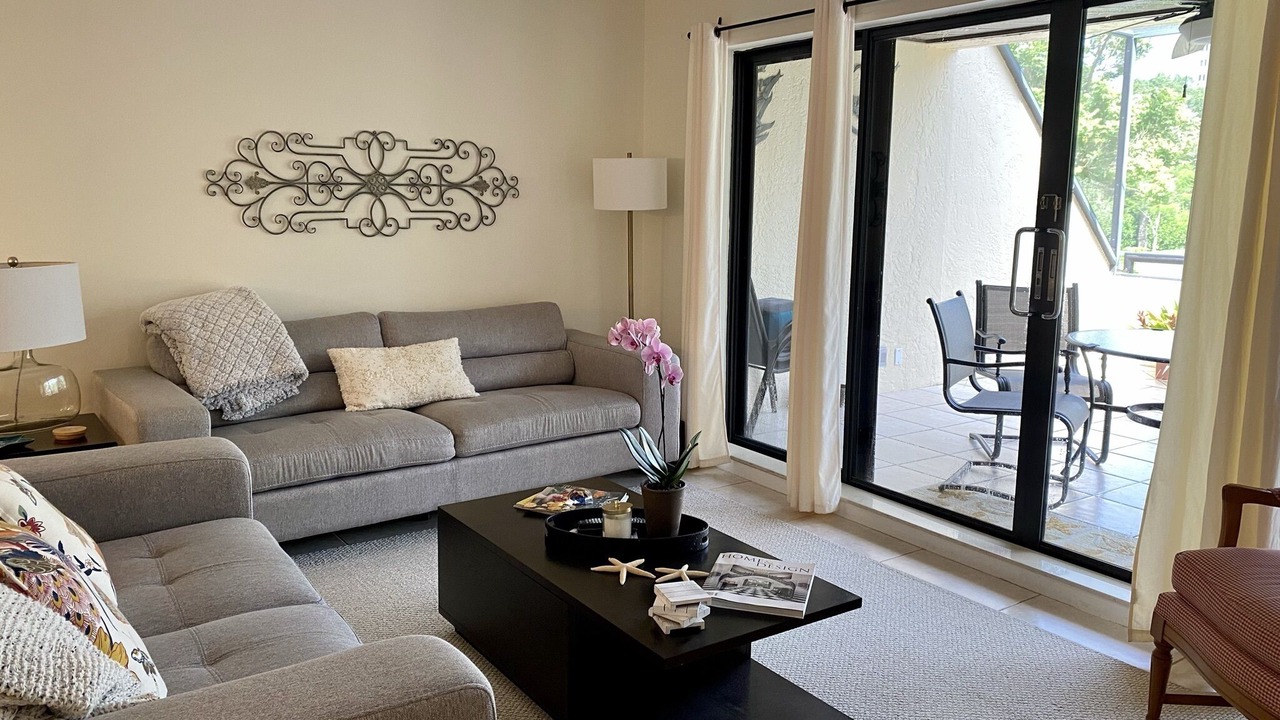 Photo of Livingroom in Pelican Bay